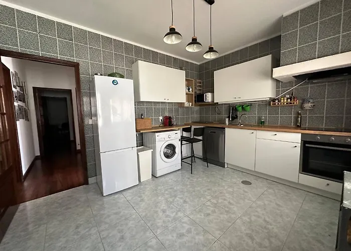 7 House, 2 Kitchens *