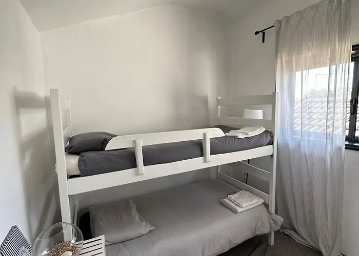 7 House, 2 Kitchens Vila