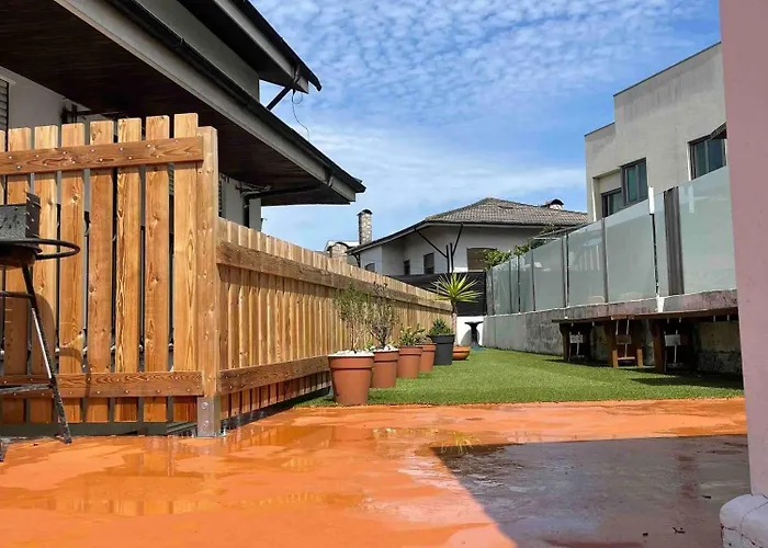 7 House, 2 Kitchens Vila