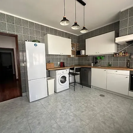 7 House, 2 Kitchens *