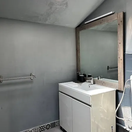 7 House, 2 Kitchens *