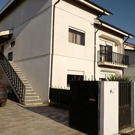 7 House, 2 Kitchens *