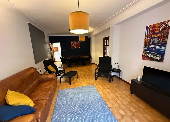 7 House, 2 Kitchens Вила-Нова-ди-Гая