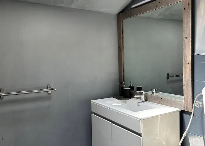 7 House, 2 Kitchens *