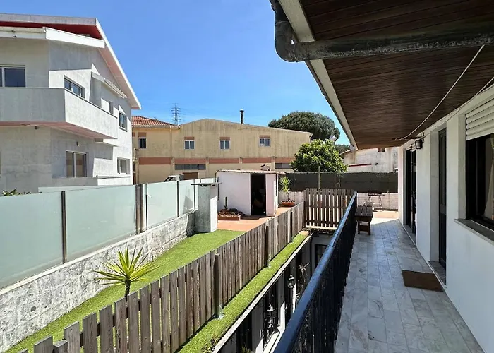 7 House, 2 Kitchens *