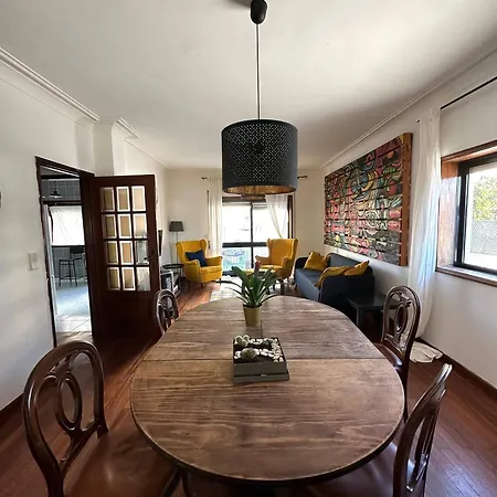 7 House, 2 Kitchens